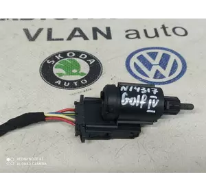 Датчик включення стопсигнала VW Гольф 4 1J0945511A